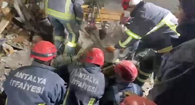 Antalya Büyükşehir Belediyesi İtfaiyesi'nden depremin 162'nci saatinde mucize kurtarış