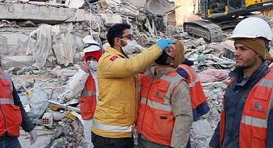 Antalya Büyükşehir sağlık ekipleri depremzedelerin yaralarını sarıyor