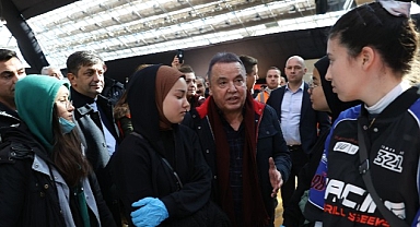 Başkan Böcek Afet Yardım Merkezinde