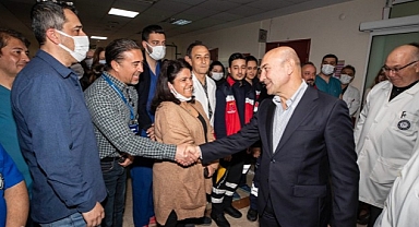 Başkan Soyer Eşrefpaşa Hastanesi çalışanlarına teşekkür etti “Bu enkazdan bambaşka bir Türkiye doğacak”