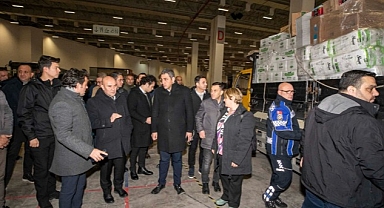 Başkan Soyer yardımların toplandığı Fuar İzmir'i ziyaret etti