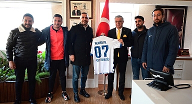 Başkan Topaloğlu’na forma hediyesi