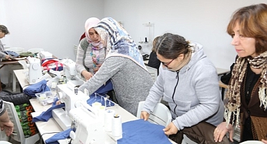 Bayraklılı kadınlar depremzedelere kışlık kıyafet dikiyor