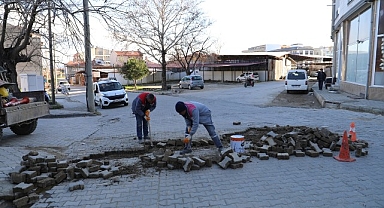 Burhaniye’de Yol Yenileme Çalışmaları Devam Ediyor