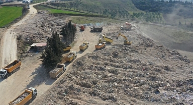 Büyükşehir, Hatay Defne'de enkaz kaldırma çalışması yapıyor