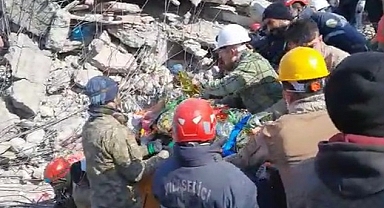 CAK Canik Belediyesi Arama Kurtarma Ekipleri Enkaz Altında Kalan Çocuğu 129 Saat Sonra Sağ Olarak Kurtardı 