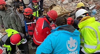 CAK Canik Belediyesi Arama Kurtarma Ekipleri Enkaz Altında Kalan Kadını 108 Saat Sonra Sağ Olarak Kurtardı