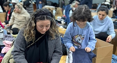 Çocuklar, depremzedeler için yardıma koştu