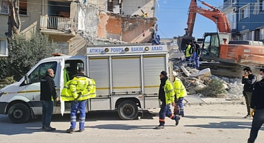 Deprem bölgesindeki su sorunu için İzmir Büyükşehir Belediyesi ekipleri devrede