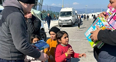 Depremzede çocukların yüzleri oyuncaklarla güldü