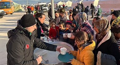 Depremzede vatandaşlara sıcak çorba ikramı