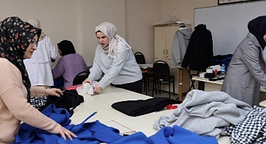 Depremzedeler için kışlık çocuk takımları