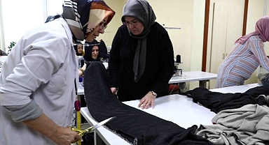 Depremzedeler için uyku tulumları dikiyorlar