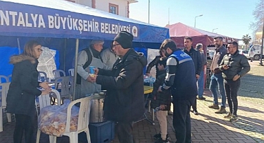 Depremzedeler sıcak çorba ile karşılanıyor