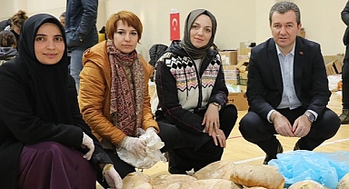 Eli öpülesi analar depremzedeler için Bergama’da ekmek pişiriyor