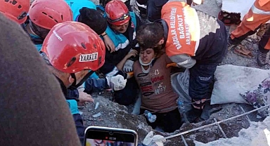 Enkaz altındaki anne ile kızı, papağan sayesinde kurtuldu