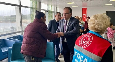 Foça Kaymakamı TÜRKÖZ, depremzedeleri sık sık ziyaret ediyor.