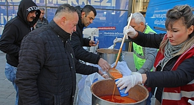 Giyim bankasına gelen depremzedelere sıcak çorba