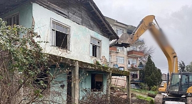 Gölcük’te Orta Hasarlı Ya da Metruk Olduğu İçin Yıkılan Bina Sayısı 115 Oldu
