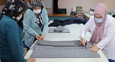 Gölcüklü Anneler Depremzede Evlatlarını Isıtmak İçin Üretiyor