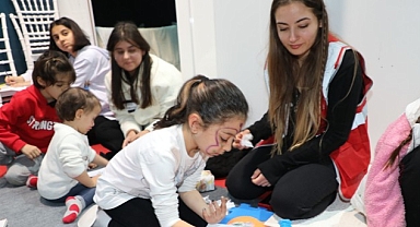 Gönüllüler depremzede çocuklar ile oyun oynadı
