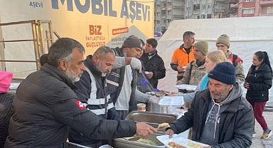 Hatay'daki çadırkentte helva ikramı yapıldı