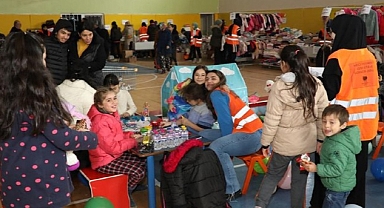 İnegöl Depremzede Ailelerin Tüm İhtiyaçlarını Karşılıyor