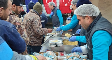 İstanbul Büyükşehir Belediyesi (İBB) Hatay’da Sıcak Yemek Dağıtmaya Başladı