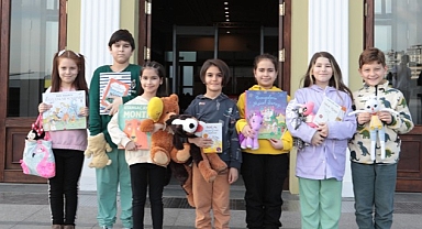 İstanbullu Kardeşleri, Depremzede Arkadaşlarına Hediye Kitap Ve Oyuncak Gönderiyor “Çocuklar El Ele, Hediyeler Umuda ve Kardeşliğe!..”