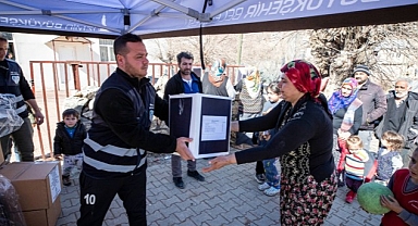 İzmir, Adıyamanlı yurttaşlarla el ele yaraları sarıyor “İzmir Büyükşehir Belediyesi gelmeden önce burası kabus yeriydi”