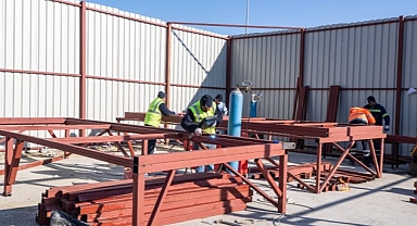 İzmir Büyükşehir Belediyesi deprem bölgesinde konteyner üretiyor