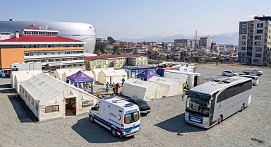 İzmir Büyükşehir Belediyesi Hatay’da mobil ameliyathaneli sahra hastanesi kurdu