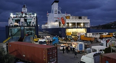İzmir Büyükşehir Belediyesi'nin iş makineleri ve operatörleri Antakya'da