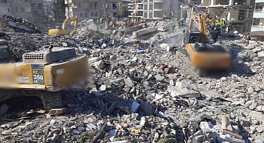 İzmir ekipleri depremin 102. saatinde bir canı daha kurtardı