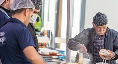 İzmir ekipleri, Osmaniye’de kapı kapı dolaşarak yardım ulaştırıyor “Vatandaşlar bizi sahiplendi”