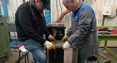 İzmir İl Milli Eğitim Müdürlüğünün Mesleki ve Teknik Lise Öğretmenleri Depremzedelere Çadır İçi Soba Üretiyor