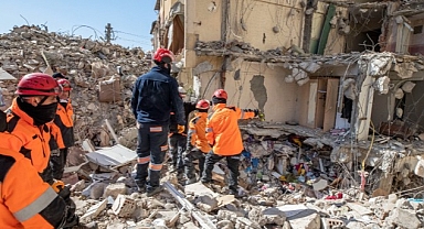 İzmir İtfaiyesi arama kurtarma çalışmalarını sürdürüyor “Son vatandaşımızı alana kadar buradayız”
