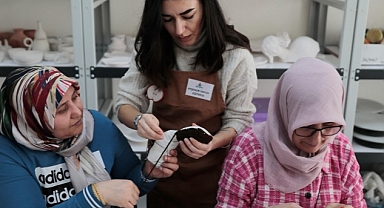 Kadınlar Depremzede Çocuklar İçin Bez Bebek Yapıyor