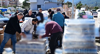 Kemer’den deprem bölgesine yardım tırları gitmeye devam ediyor