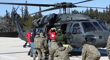 Kırsal Kesimlere Helikopterlerle Yardım Ulaştırıyor