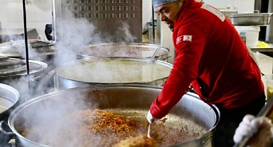 Kızılay Afetzedelere Sıcak Yemek Ulaştırmaya Devam Ediyor