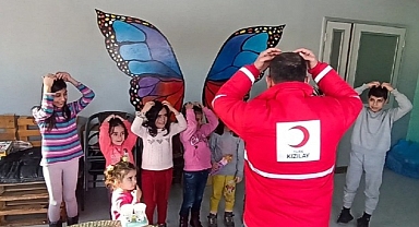 Kızılay’ın Psikososyal Destek Ekipleri Ruhsal Travmalara Karşı Bölgede Psikolojik İlk Yardım Veriyor