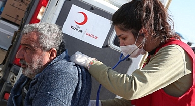 Kızılay Mobil Sağlık Araçları İlk Gün 600 Depremzede'ye Ulaştı