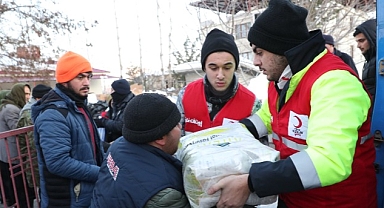 Kızılay Sıcak Yemeğin Yanı Sıra Diğer Yardım Malzemeleriyle de Depremzedeleri Yanında