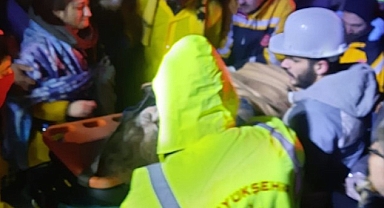 Kocaeli Büyükşehir ekipleri mucizelere şahitlik ediyor 32 kişiyi enkazdan sağ çıkardılar