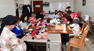 Mustafakemalpaşa Belediyesi’nden Depremzede Çocuklara El Emeği Göz Nuru Hediyeler