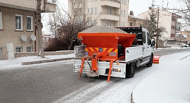 Nevşehir Belediye Ekipleri Tuzlama Çalışması Yapıyor