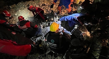 Osmangazili ekipler aynı aileden 3 kişiyi enkazdan sağ çıkardı