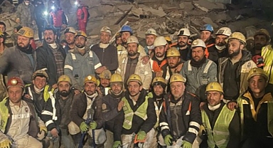 Türkiye’nin dört bir yanından gelen 10 bin madencimizin ellerinden öpüyoruz
