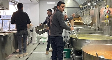 Yüzbinlerce kişiye sıcak yemek ikramı